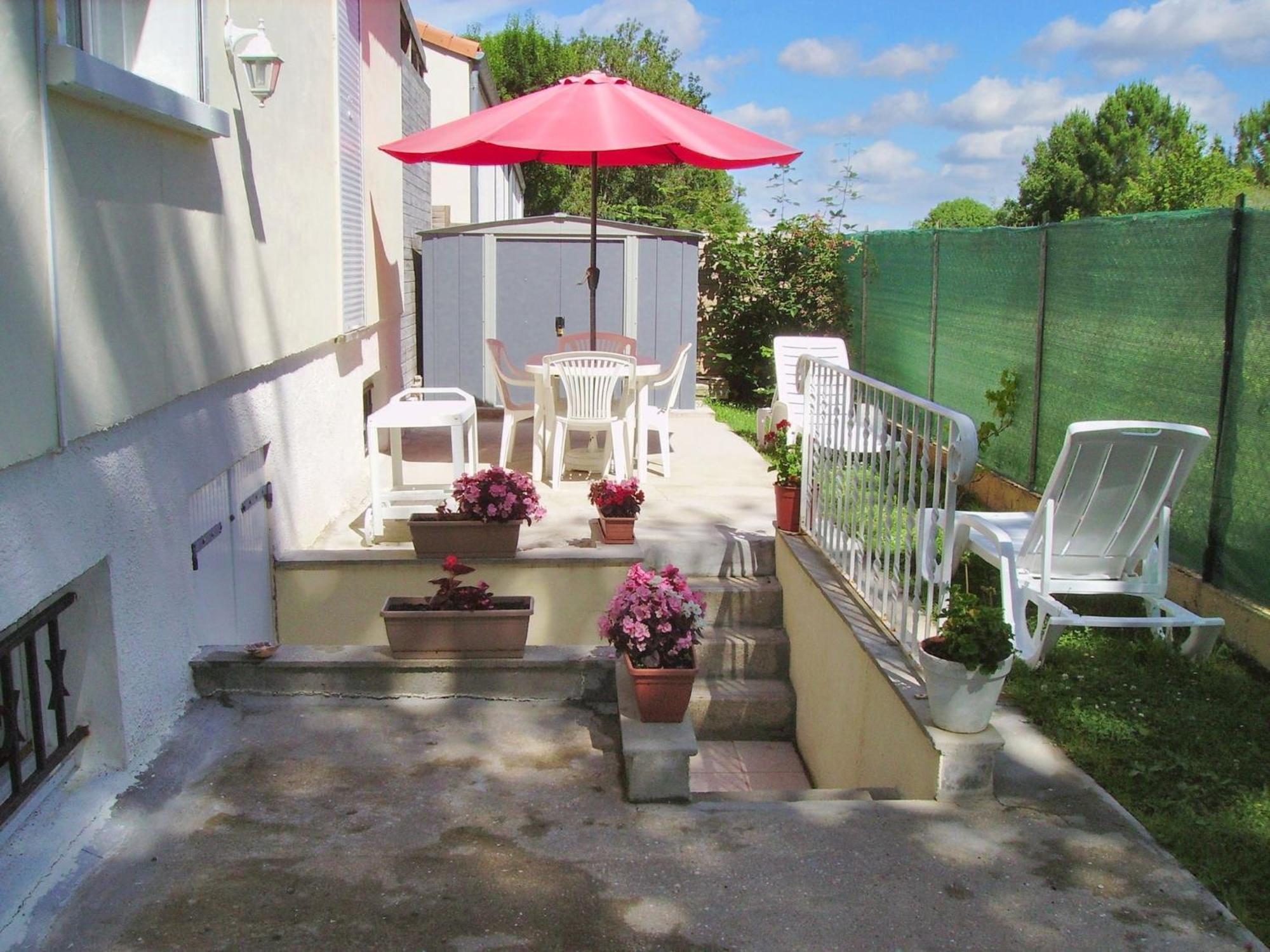 Appartement Charmant A Breuillet Avec Jardin Spacieux 外观 照片